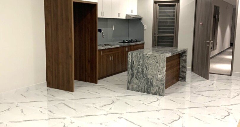 khong gian bep va phong khach 810x430 - Giá mua bán căn hộ 3 phòng ngủ block D chung cư Saigon South Residence Nhà Bè T11/2024