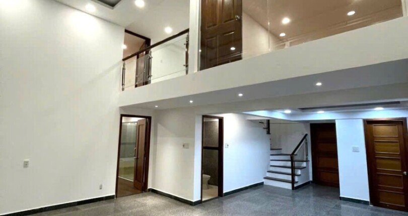 khong gian phong khach rong rai 1 810x430 - Giá mua bán căn hộ Duplex 3 phòng ngủ Block C Chung cư Phú Hoàng Anh Nhà Bè T11/2024