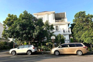 mat-truoc-nha-biet-thu-ban