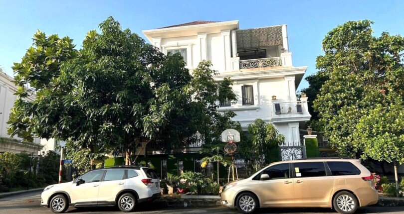 mat truoc nha biet thu ban 810x430 - Giá mua bán nhà Biệt thự đơn lập có hồ bơi Khu Nam Thông II Phú Mỹ Hưng Q7 T11/2024