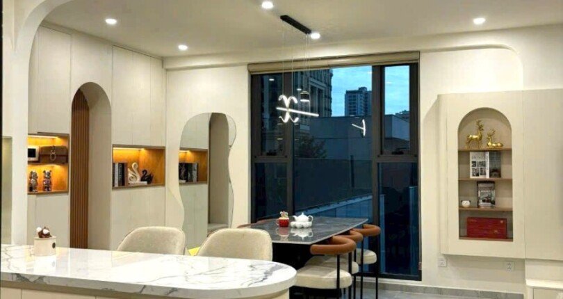 phong khach can ho ban 14 810x430 - Giá mua bán căn hộ 3 phòng ngủ chung cư Cardinal Court Phú Mỹ Hưng Quận 7 T11/2024