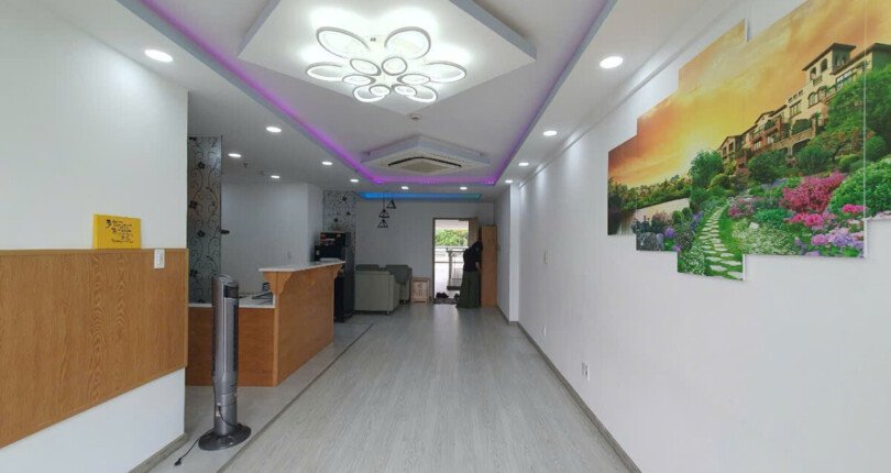 phong khach can ho ban 16 810x430 - Bán căn hộ chung cư Scenic Valley 2, 77m2, tầng sân vườn giá 5.3 tỷ, đầy đủ nội thất , nhà có hợp đồng thuê.