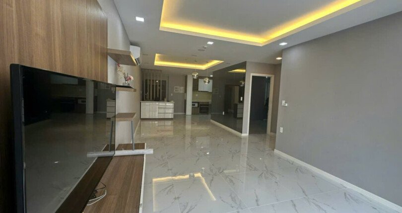 phong khach can ho ban 2 810x430 - Bán căn hộ 110m2, 03Pn, chung cư Scenic Valley 1, giá 7.5 tỷ , nhà có hợp đồng thuê ổn định.