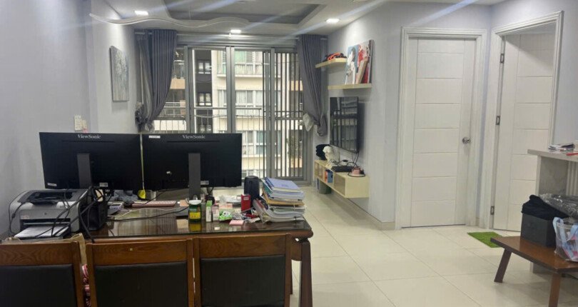 phong khach can ho ban 3 810x430 - Cần bán căn góc, 02pn, 77m2, chung cư Scenic Valley 1, giá 5.4 tỷ, đầy đủ nội thất, xem nhà dễ.