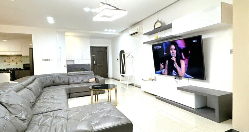 phong khach can ho ban 4 810x430 - Giá mua bán căn hộ 3 phòng ngủ Block A Chung cư Happy Valley Quận 7 T11/2024