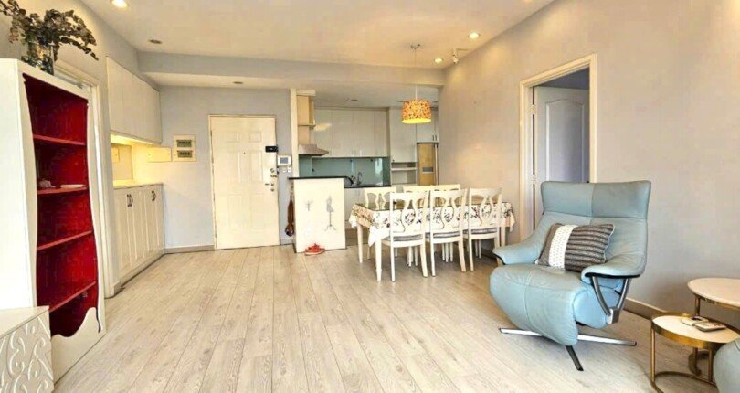 phong khach can ho ban 8 810x430 - Giá mua bán căn hộ 2 phòng ngủ chung cư Riverside Residence Quận 7 T11/2024