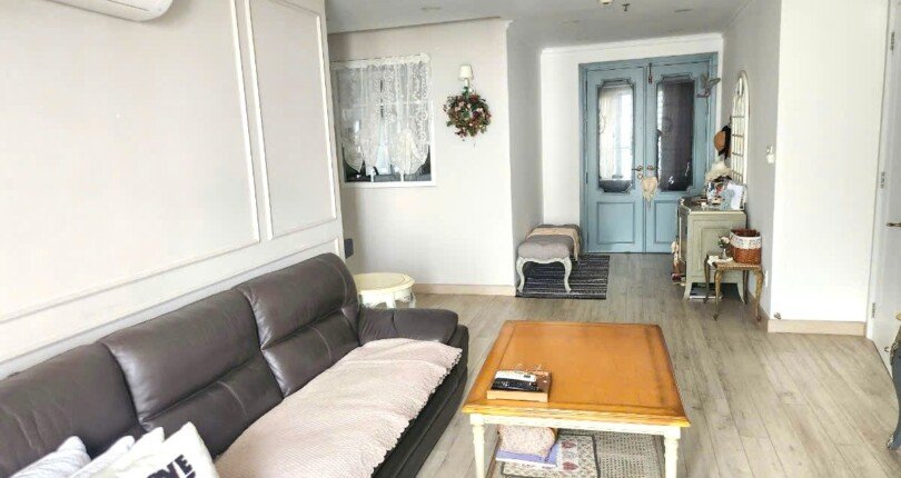 phong khach can ho ban 9 810x430 - Giá mua bán căn hộ 3pn, 133m2, block B lầu cao, view sông, chung cư Scenic Valley 1