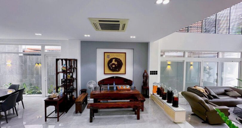 phong khach rong rai hien dai 810x430 - Giảm giá thêm 3 tỷ bán gấp nhà Biệt thự nguyên căn kdc Làng Đại Học Nhà Bè T11/2024