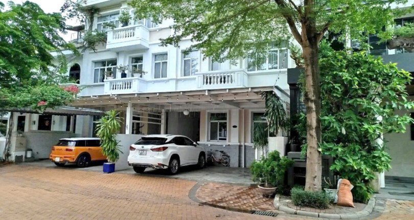 san truoc nha rong rai 810x430 - Giá mua bán nhà Biệt thự nguyên căn Khu Chateau Villa Phú Mỹ Hưng Quận 7 T11/2024