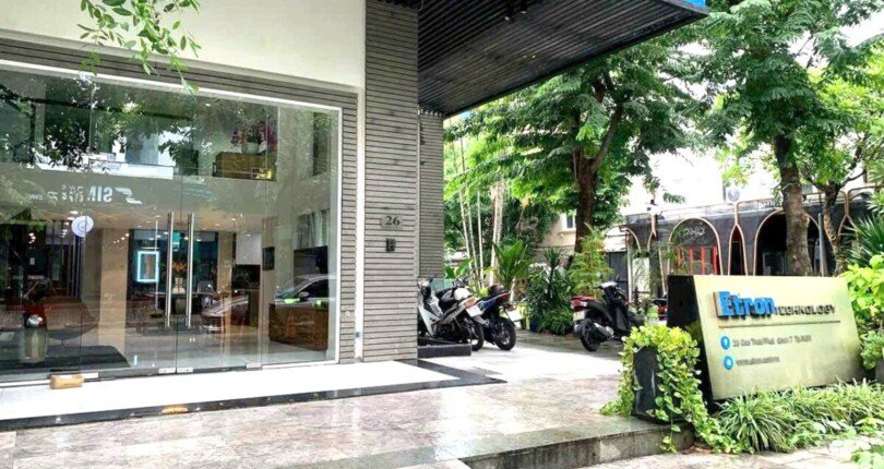 sanh mat truoc toa nha ban 810x430 - Giá mua bán tòa nhà văn phòng góc công viên 26 đường Cao Triều Phát Phú Mỹ Hưng Quận 7 T11/2024