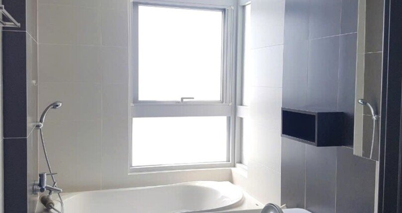 toilet co bon tam nam 1 810x430 - Giá mua bán căn hộ 3 phòng ngủ block B chung cư Star Hill Quận 7 T11/2024