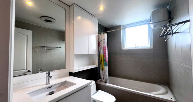 toilet co bon tam nam 810x430 - Giá cho thuê căn hộ 3 phòng ngủ block C view sông chung cư Riverpark Residence Quận 7