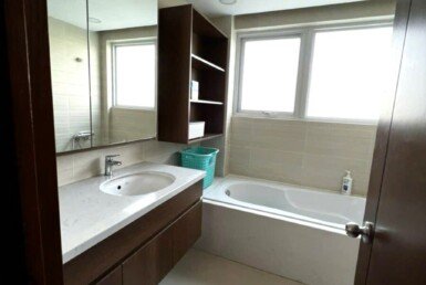 toilet-co-bon-tam-nam-day-du-thiet-bi