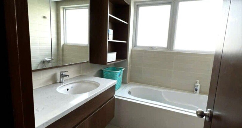 toilet co bon tam nam day du thiet bi 810x430 - Giá mua bán căn hộ 3pn Block N số 03 Khu R15 chung cư Happy Valley Phú Mỹ Hưng Quận 7 T11/2024