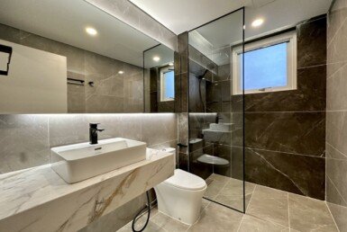 toilet-day-du-trang-thiet-bi-hien-dai