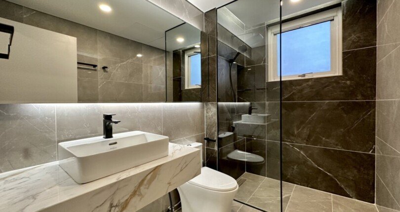 toilet day du trang thiet bi hien dai 810x430 - Giá cho thuê căn hộ 3 phòng ngủ Block C chung cư Riverpark Residence Quận 7 T11/2024