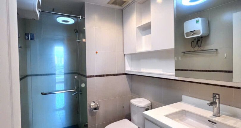 toilet phong khach 810x430 - Giá cho thuê căn hộ 3 phòng ngủ block C view sông chung cư Riverpark Residence Quận 7
