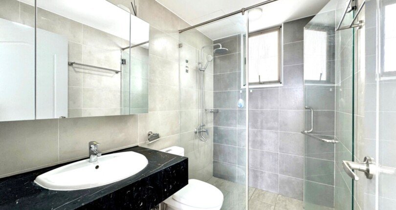 toilet trong can ho ban 810x430 - Giá mua bán căn hộ 2 phòng ngủ chung cư Hưng Phúc Happy Residence Quận 7 T11/2024