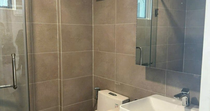 tollet can ho ban 1 810x430 - Bán căn hộ 110m2, 03Pn, chung cư Scenic Valley 1, giá 7.5 tỷ , nhà có hợp đồng thuê ổn định.