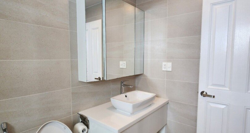 tollet can ho ban 3 810x430 - Bán căn hộ chung cư Green Valley, 02pn, giá 6.8 tỷ, nhà đẹp, đầy đủ nội thất, chỉ cần xách vali vào là ở.
