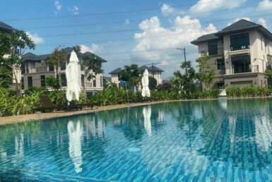 vi-tri-biet-thu-gan-ho-boi-va-khu-clubhouse