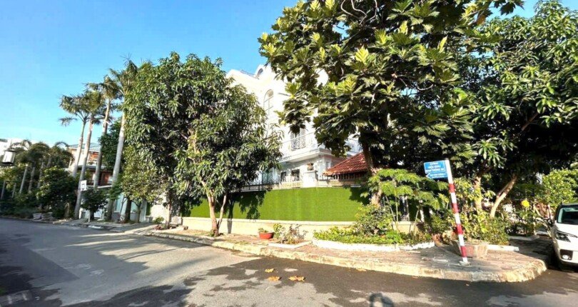 vi tri biet thu goc 3 mat duong lien ke cong vien 810x430 - Giá mua bán nhà Biệt thự đơn lập có hồ bơi Khu Nam Thông II Phú Mỹ Hưng Q7 T11/2024