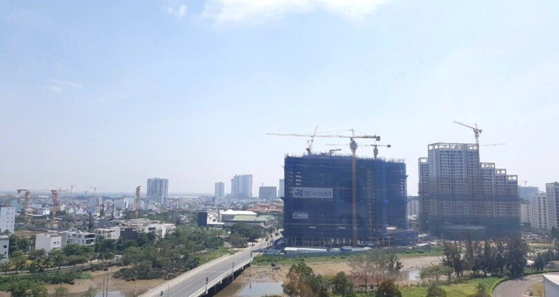 view phong khach can ho ban 1 810x430 - Giá mua bán căn hộ 3 phòng ngủ block B chung cư Star Hill Quận 7 T11/2024