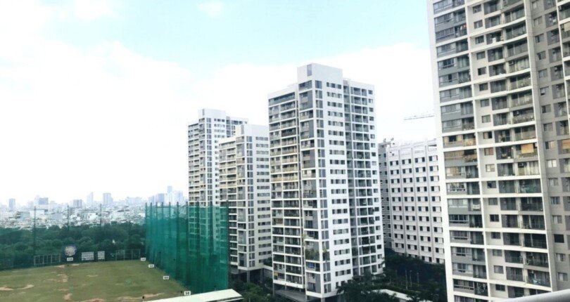 view phong khach can ho ban 810x430 - Giá mua bán căn hộ 3 phòng ngủ số 06 Block D chung cư Scenic Valley 1 Quận 7 T11/2024