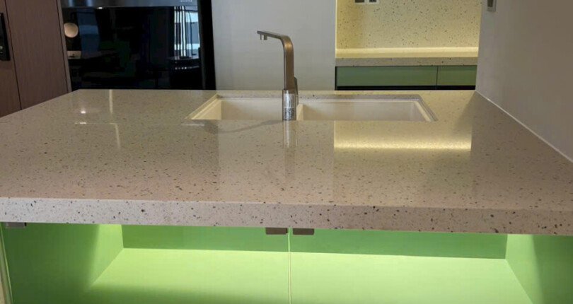 z5991324697935 0fe6d7ce4de25fca2957615f9687aaaf 810x430 - Bán căn hộ Midtown M8 Phú Mỹ Hưng 81m 2 phòng giá 8.2 tỷ