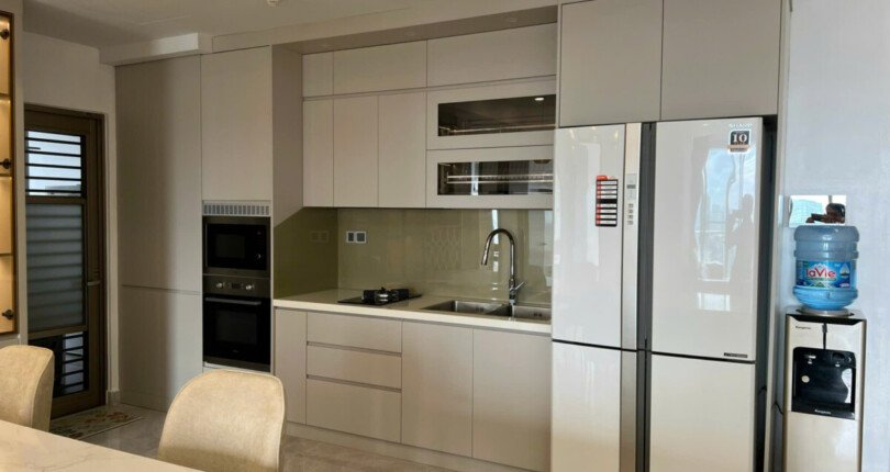 z6005308607689 a17fffc048aeaf1a152aa635b1d7c18e 810x430 - Cho thuê MIDTOWN M8 128m 3 phòng full nội thất giá 2300usd/th