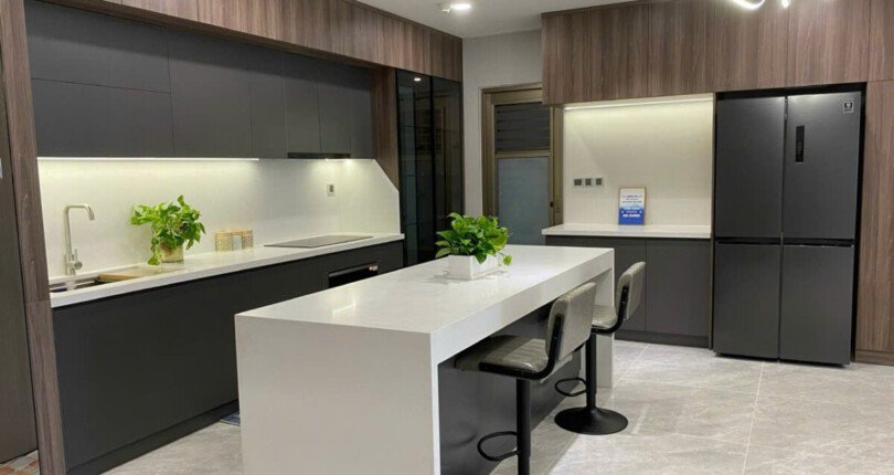 z6005309595036 f3a9243a4ee67200fe09a84f995a6d3e 810x430 - Cho thuê căn hộ Midtown M8 tầng 14 3 phòng full đồ giá 2700$/tháng