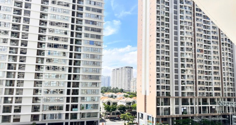 z6060824270075 dacaa42ff44fb07fccb4a05f468a97fa 810x430 - Cho Thuê Midtown M8 Tầng 6, dt 81m 2 phòng, full nội thất giá 1400usd/tháng