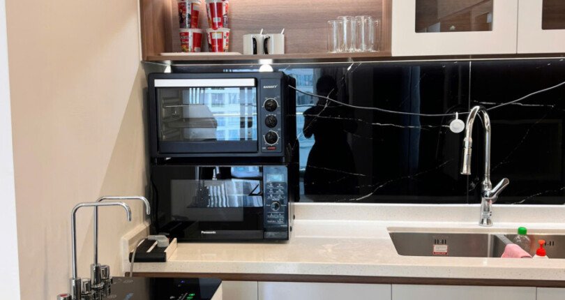 z6060824351931 2737282e66a6318fc81592962e51ecf4 810x430 - Cho Thuê Midtown M8 Tầng 6, dt 81m 2 phòng, full nội thất giá 1400usd/tháng