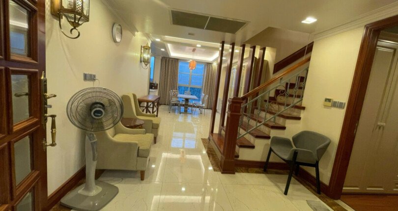 z6061100887308 3edfeecacf8c4a508ee9a60432ceb07f 810x430 - Cho thuê Penthouse Star Hill 306m 4 phòng ngủ Giá 58 triệu/tháng