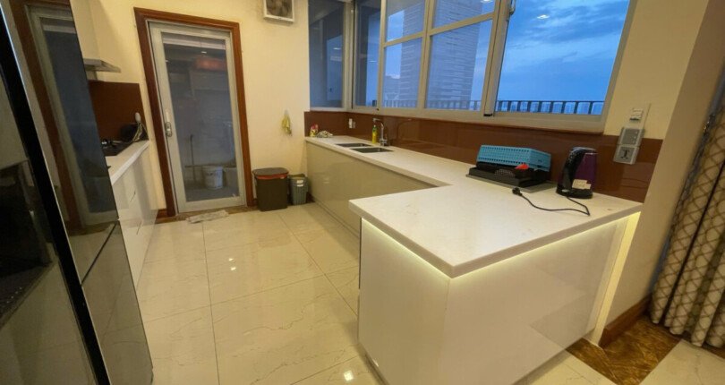 z6061100974508 5ebf7e405f5ea5d02f3c2530e2f6b276 810x430 - Cho thuê Penthouse Star Hill 306m 4 phòng ngủ Giá 58 triệu/tháng