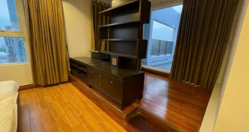 z6061101039627 149990063b2d0489ef1af928278c2449 810x430 - Cho thuê Penthouse Star Hill 306m 4 phòng ngủ Giá 58 triệu/tháng