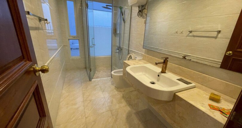 z6061101044317 76fd76ffbce9ba4ed9f793b65d995ab8 810x430 - Cho thuê Penthouse Star Hill 306m 4 phòng ngủ Giá 58 triệu/tháng