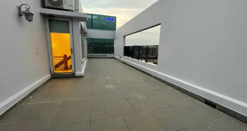 z6061101049508 1a80cf734139123e4e9946459b46f256 810x430 - Cho thuê Penthouse Star Hill 306m 4 phòng ngủ Giá 58 triệu/tháng