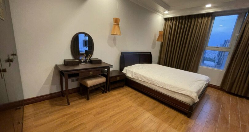 z6061101059346 9158cdb24cc322e44c8589a4fc756e8a 810x430 - Cho thuê Penthouse Star Hill 306m 4 phòng ngủ Giá 58 triệu/tháng