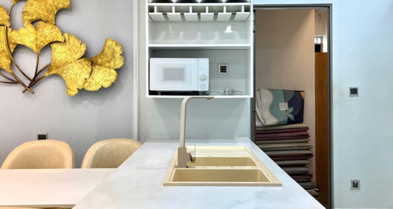 z6076659866907 7ca52b29100e469e536eda8d03de1936 810x430 - Cho thuê Midtown M7 Bloc A Tầng 15 98m 3 phòng full nội thất giá 1500usd/tháng