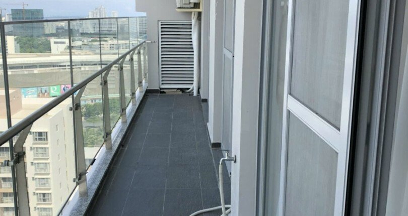 ban cong can ho ban 810x430 - Giá mua bán căn hộ 3pn block A01 view hồ bơi chung cư Scenic Valley 1 Phú Mỹ Hưng Quận 7 T12/2024