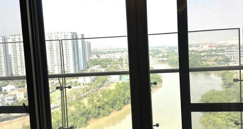 ban cong phong ngu truc dien song 810x430 - Giá mua bán căn hộ 3pn block C.01 chung cư Riverpark Premier Quận 7 T12/2024