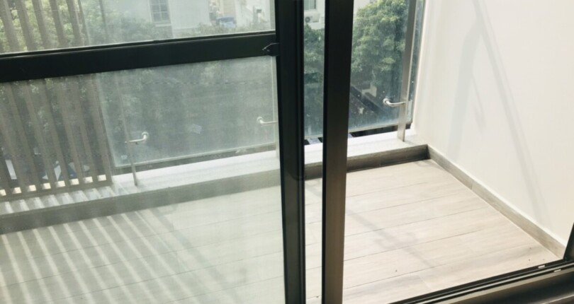 ban cong shop ban 810x430 - Giá mua bán Shophouse Officetel Khu dân cư Midtown m7 Phú Mỹ Hưng Quận 7 T12/2024