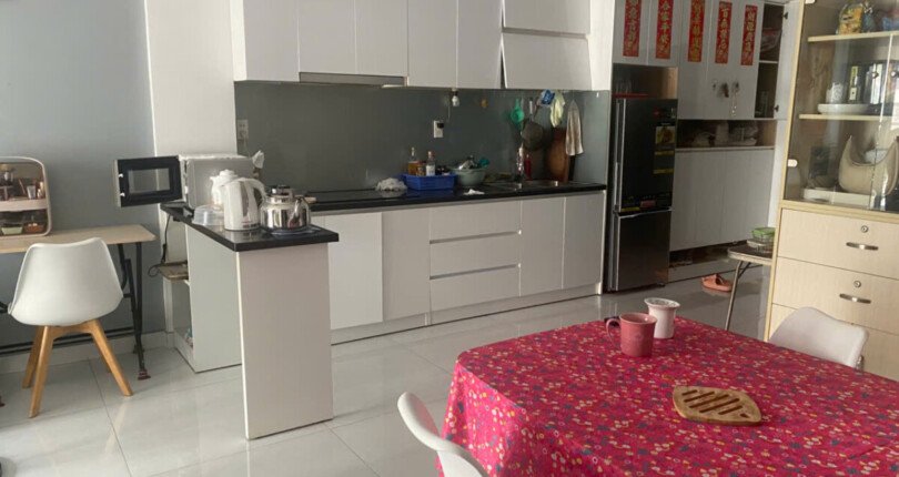 bep can ho ban 4 810x430 - Bán căn hộ chung cư Scenic Valley 1, 70m2, giá 5.380 tỷ, view hồ bơi, nội thất đầy đủ.