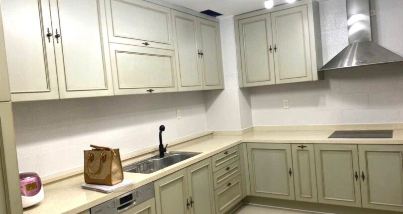 bep rong rai 1 810x430 - Giá mua bán căn hộ 3pn block D - 180m2 căn góc chung cư Riverside Residence Quận 7 T12/2024