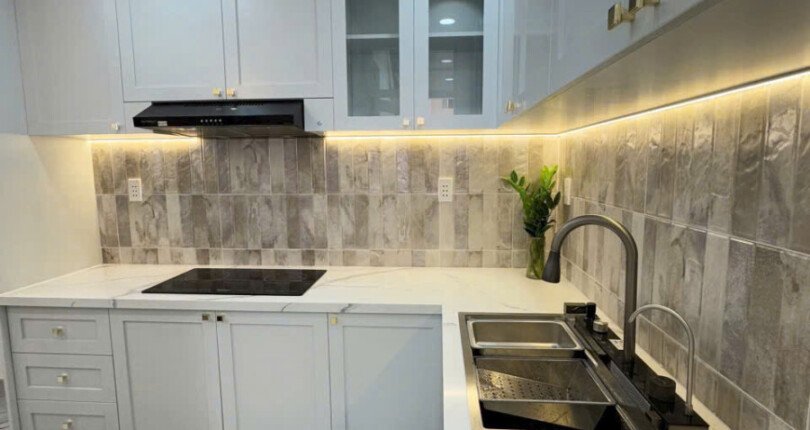 can canh bep rong rai sang trong 810x430 - Giá mua bán căn hộ 2 phòng ngủ diện tích 56m2 chung cư Sky Garden 3 Quận 7 t12/2024