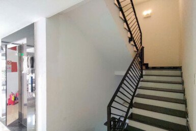 can-canh-thang-may-va-cau-thang-bo