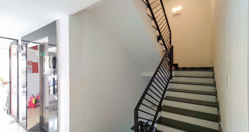 can canh thang may va cau thang bo 810x430 - Giá mua bán tòa nhà nguyên căn đang kinh doanh chdv gần Kcx Tân Thuận Quận 7