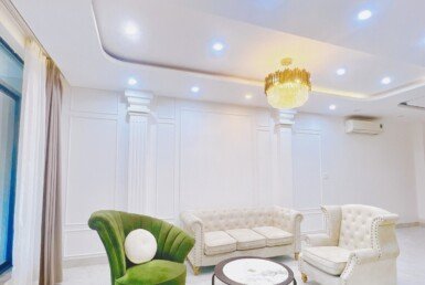 can-canh-thiet-bi-noi-that-phong-khach-sang-trong