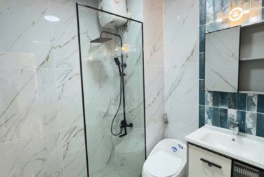 can-canh-toilet-day-du-thiet-bi-ve-sinh